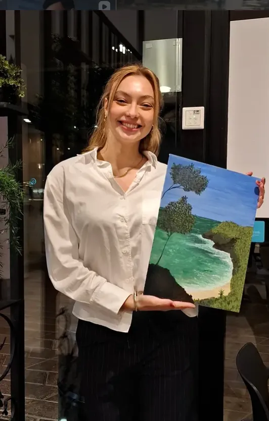 Alumna con el paisaje que ha pintado en Artia