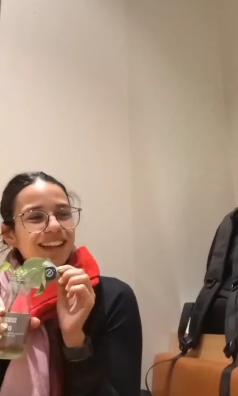 Alumna sonriendo en un evento