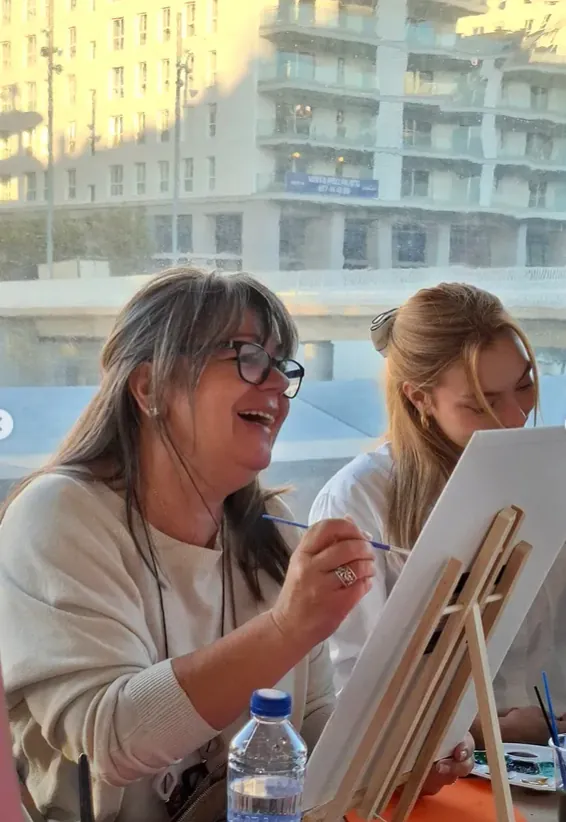 Alumnas pintando y riendo