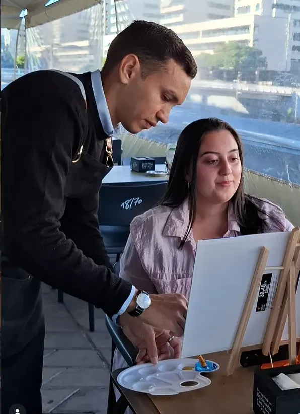 Ariel Perez corrige el trabajo de una alumna