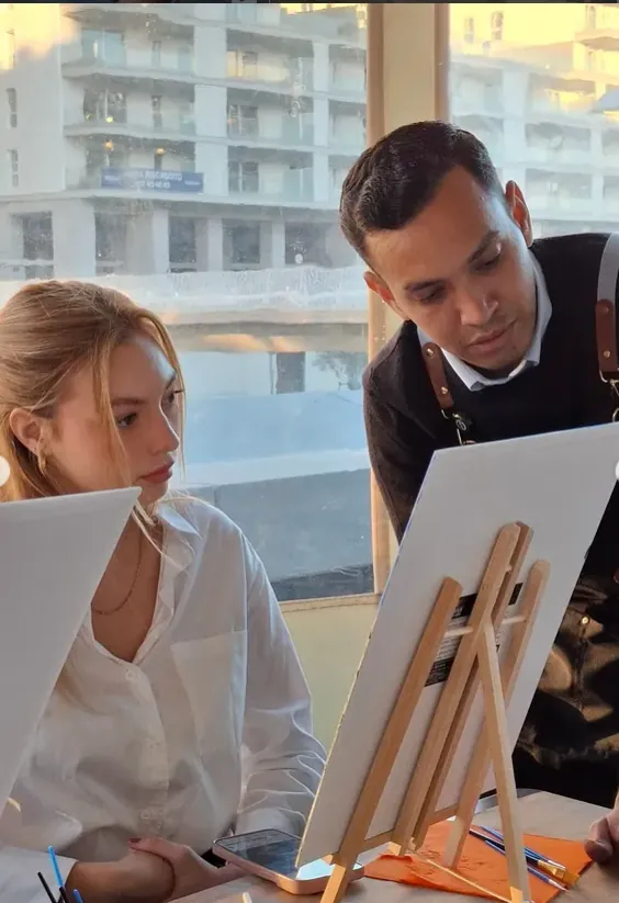 Ariel Perez explica una técnica a una alumna en clase