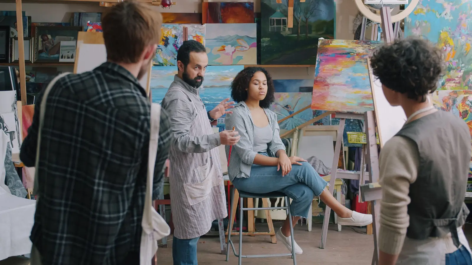 Grupo de personas en un taller de pintura