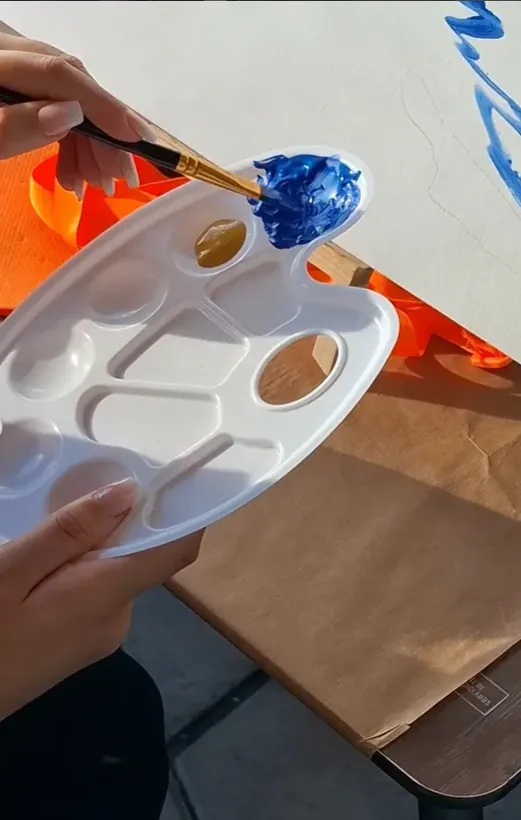 Mezcla de pintura azul en una paleta