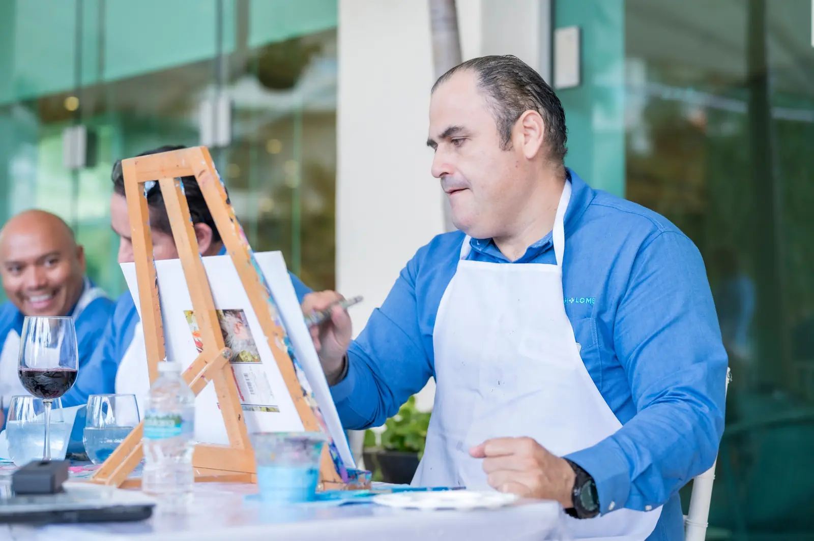 Dos hombres mayores pintando en un taller