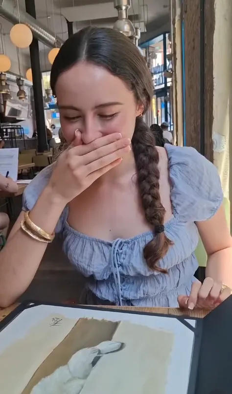 Una mujer se emociona al ver el cuadro