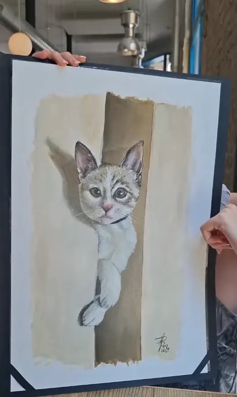 Pintura realista de un gato asomado a una puerta