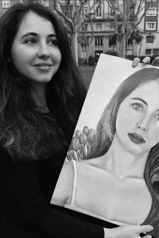 Mujer junto a su retrato en blanco y negro