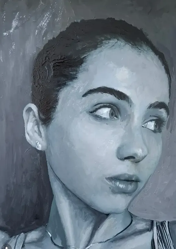 Retrato realista en blanco y negro de una mujer